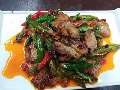 成都哪有短期川菜厨师培训班?秘制红油与高汤制作工艺